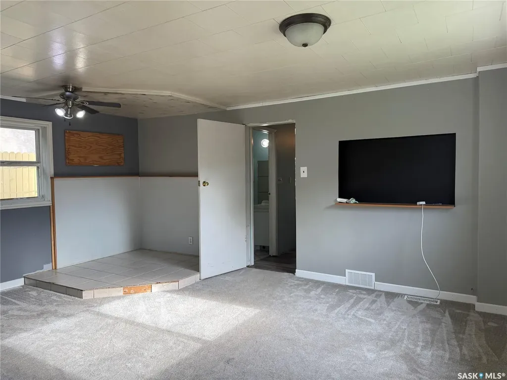 25 Home Street W Moose Jaw SK S6H 4X2