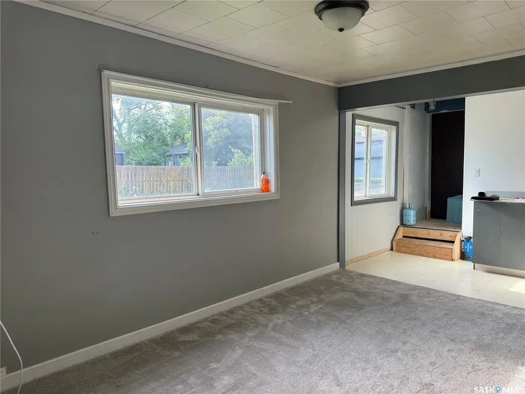 25 Home Street W Moose Jaw SK S6H 4X2