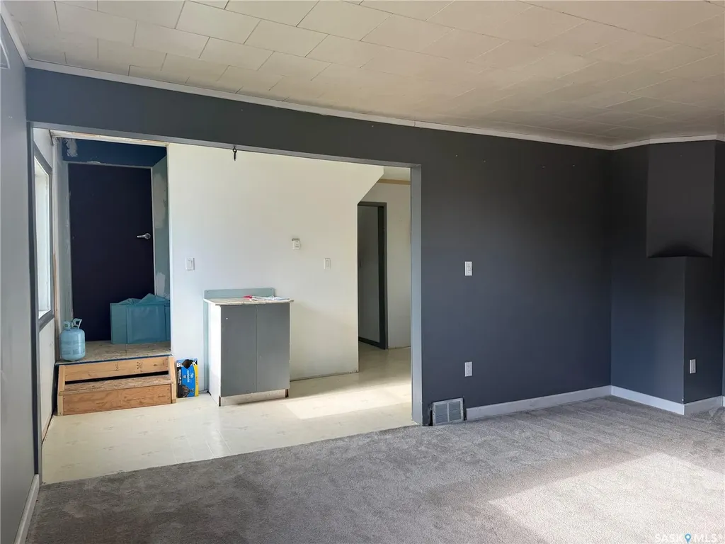 25 Home Street W Moose Jaw SK S6H 4X2