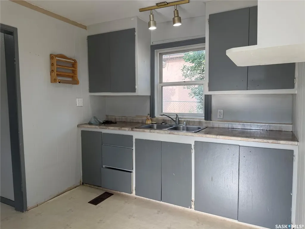 25 Home Street W Moose Jaw SK S6H 4X2