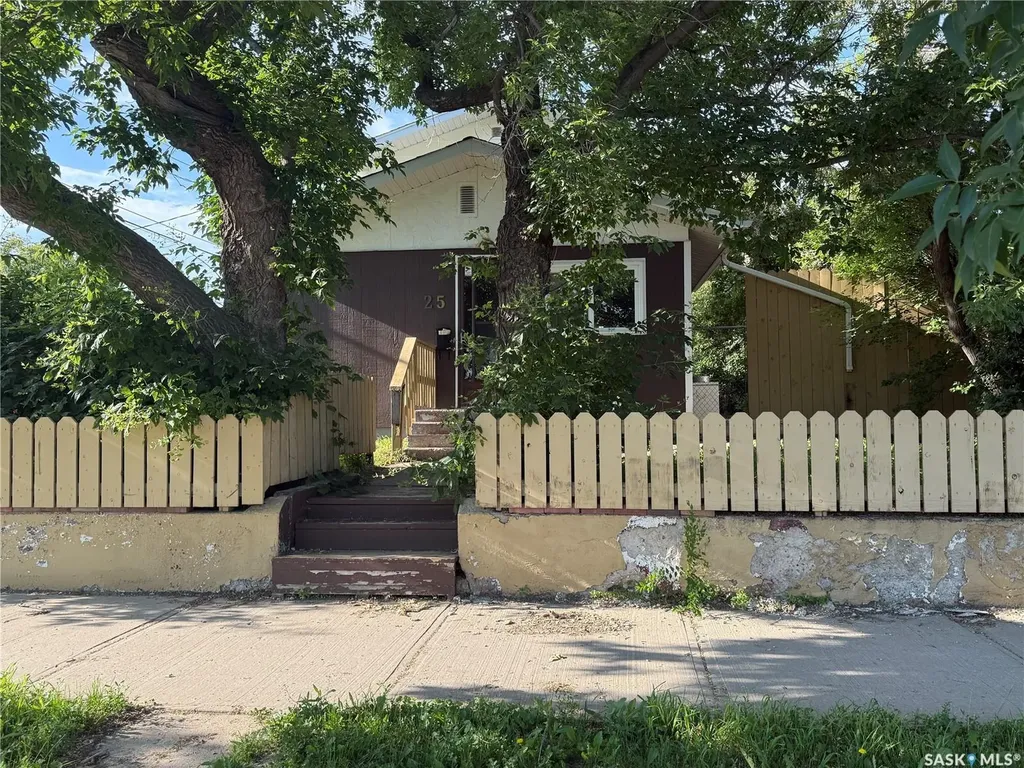 25 Home Street W Moose Jaw SK S6H 4X2