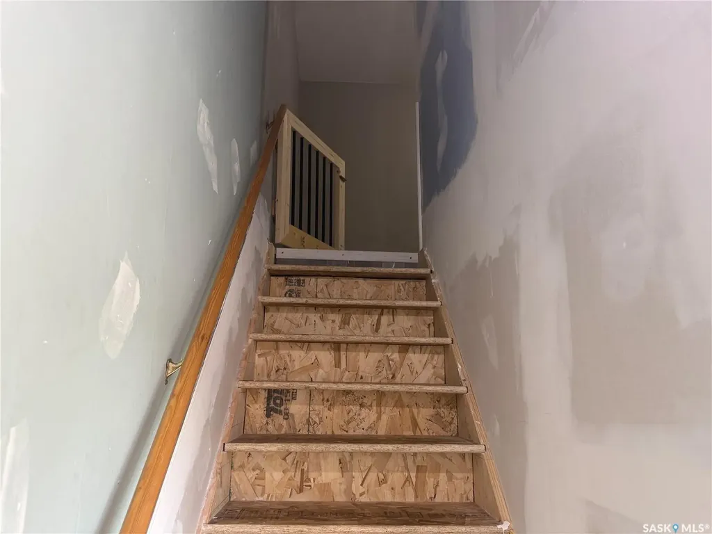 25 Home Street W Moose Jaw SK S6H 4X2