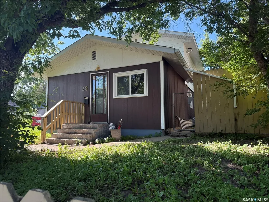 25 Home Street W Moose Jaw SK S6H 4X2