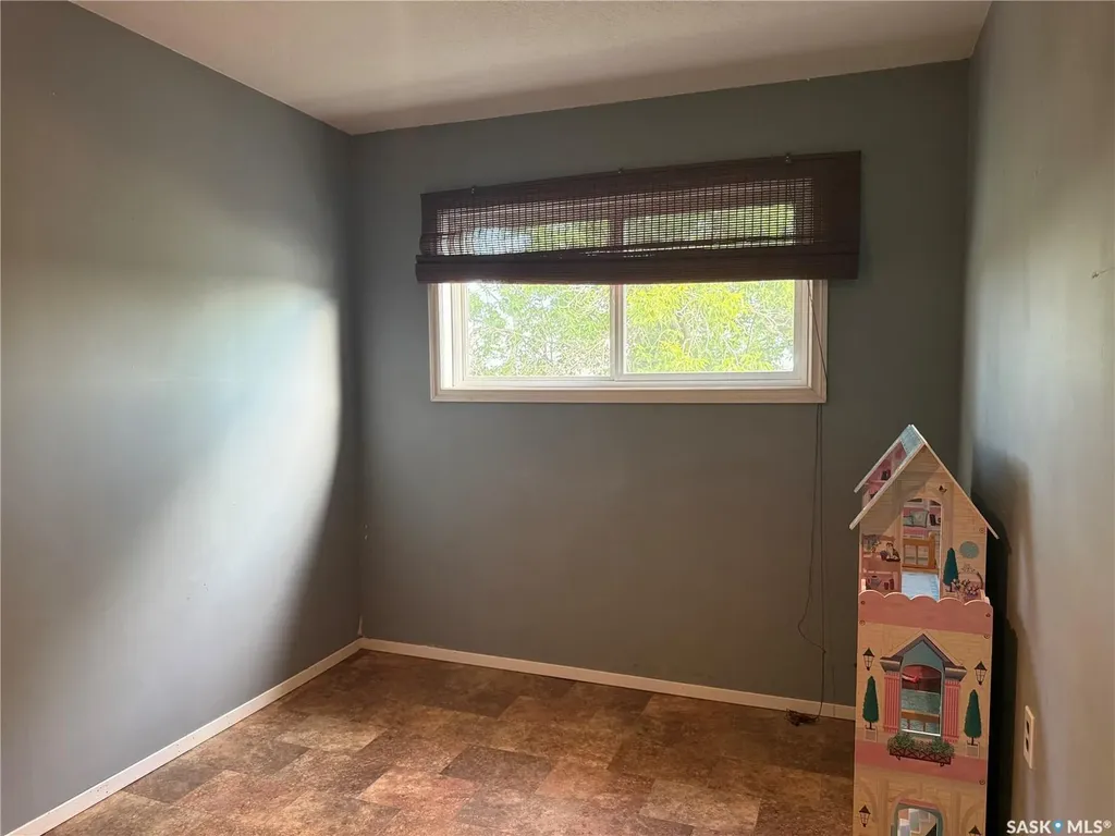 25 Home Street W Moose Jaw SK S6H 4X2