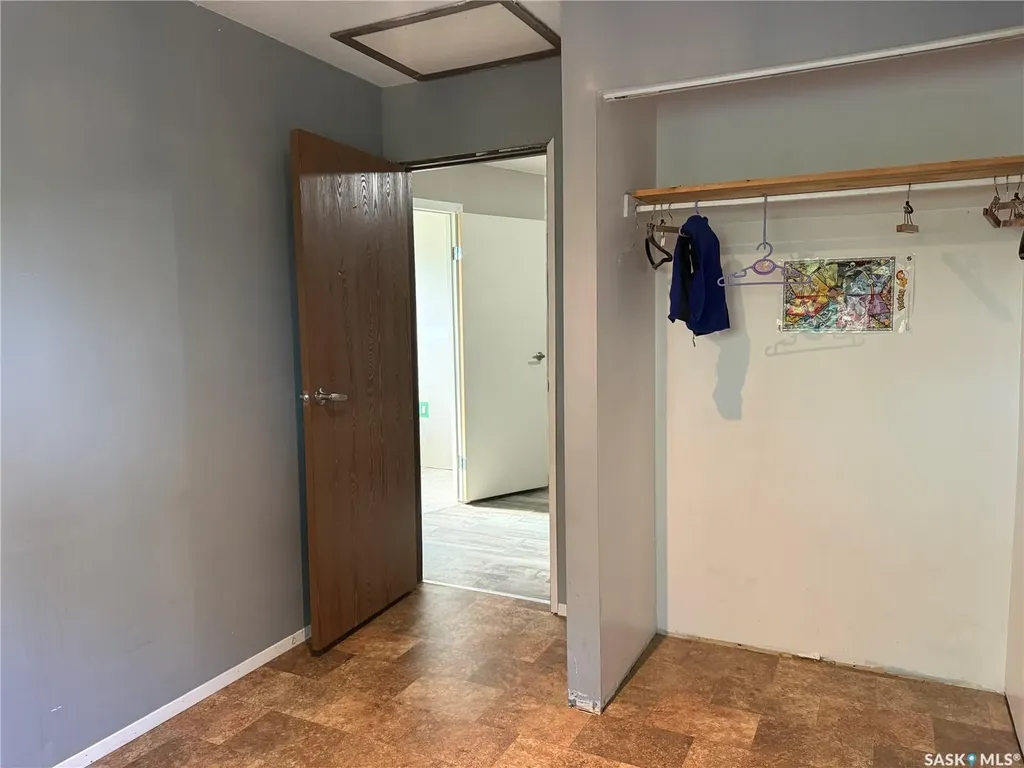 25 Home Street W Moose Jaw SK S6H 4X2