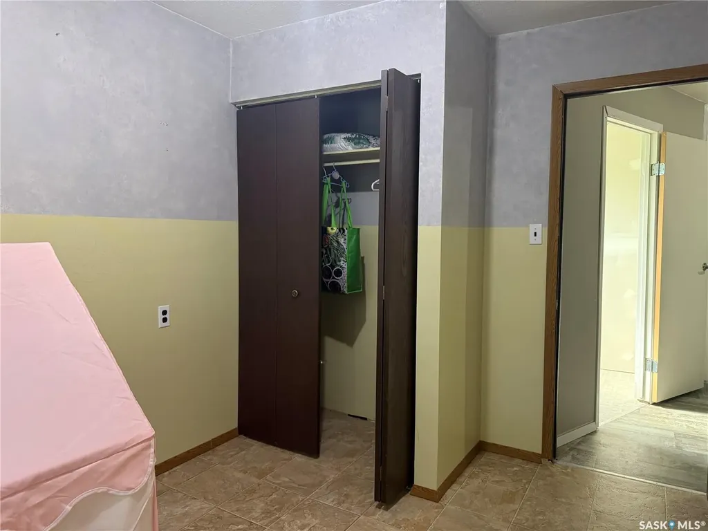 25 Home Street W Moose Jaw SK S6H 4X2