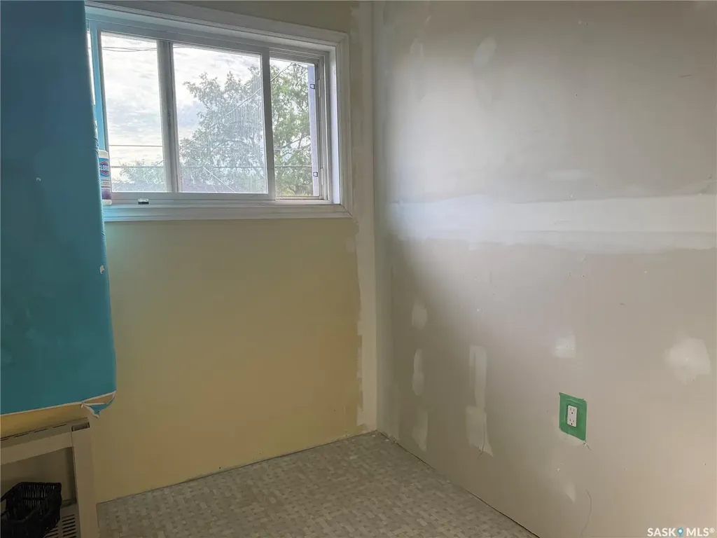 25 Home Street W Moose Jaw SK S6H 4X2