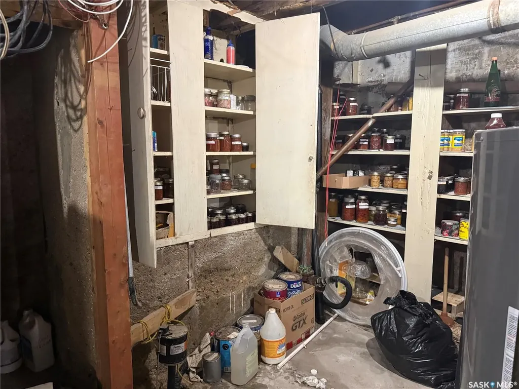 25 Home Street W Moose Jaw SK S6H 4X2