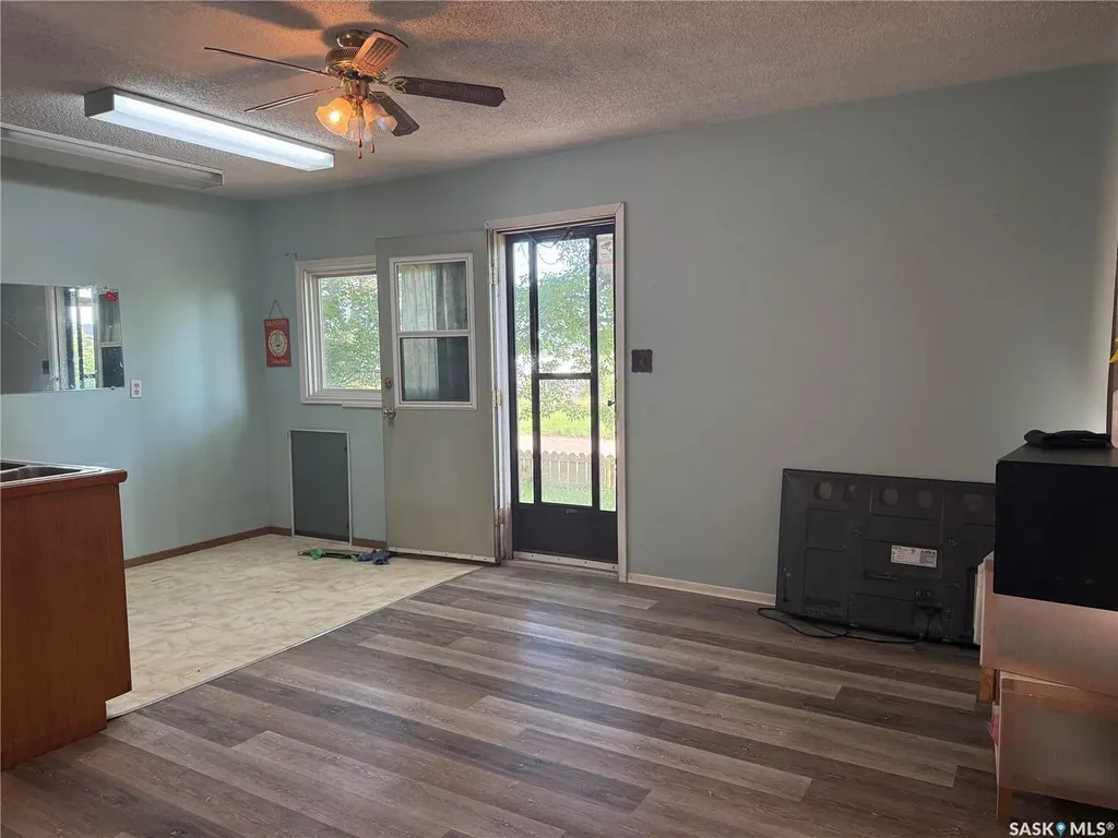 25 Home Street W Moose Jaw SK S6H 4X2