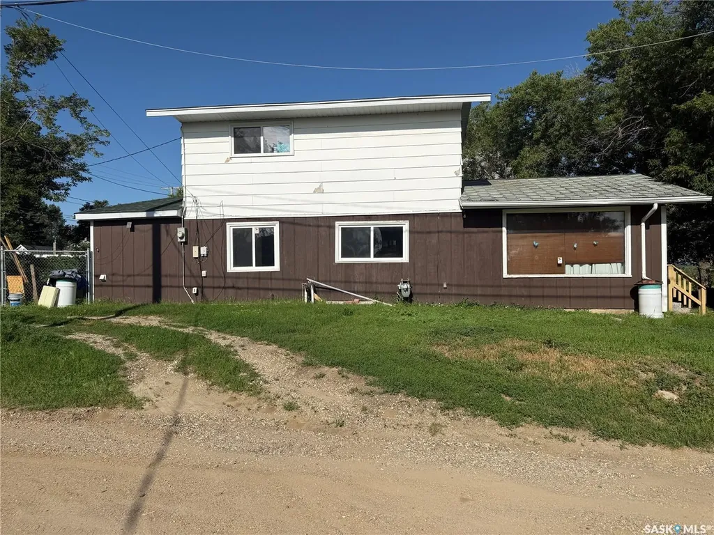 25 Home Street W Moose Jaw SK S6H 4X2