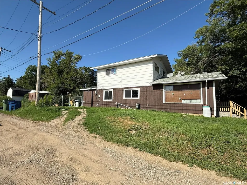 25 Home Street W Moose Jaw SK S6H 4X2