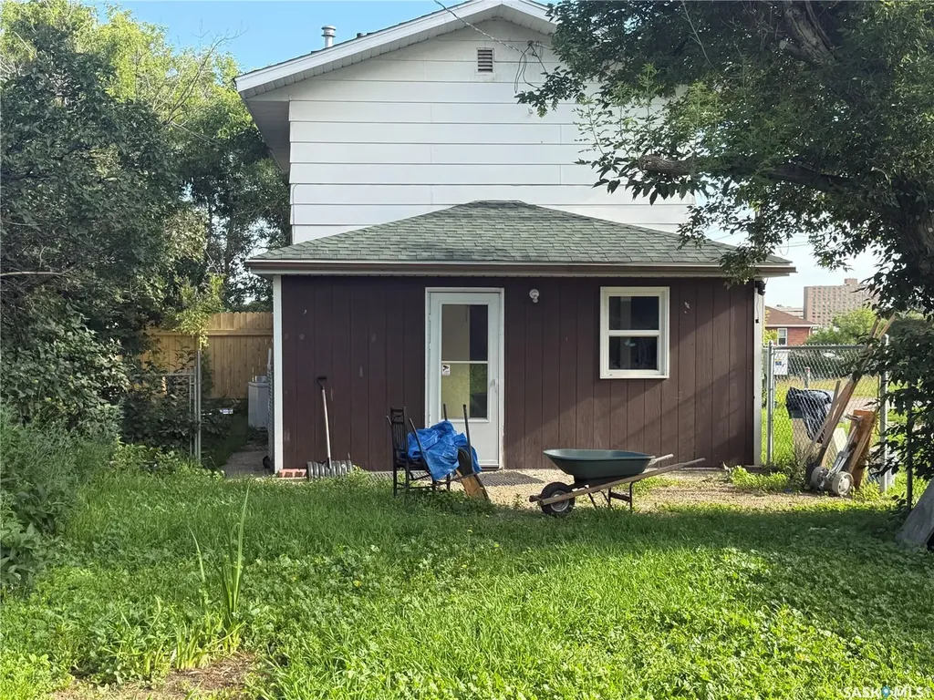 25 Home Street W Moose Jaw SK S6H 4X2
