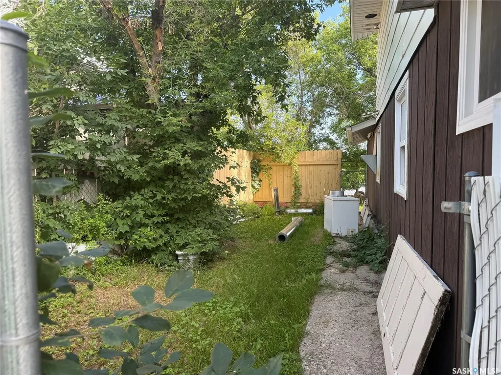 25 Home Street W Moose Jaw SK S6H 4X2