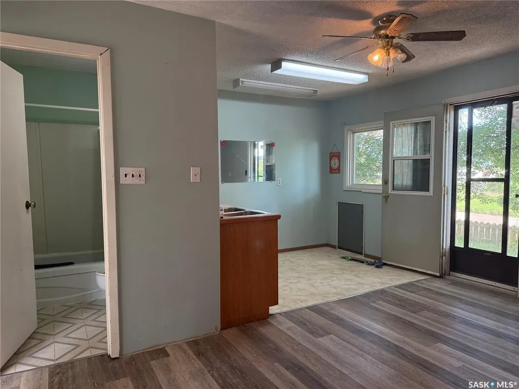 25 Home Street W Moose Jaw SK S6H 4X2