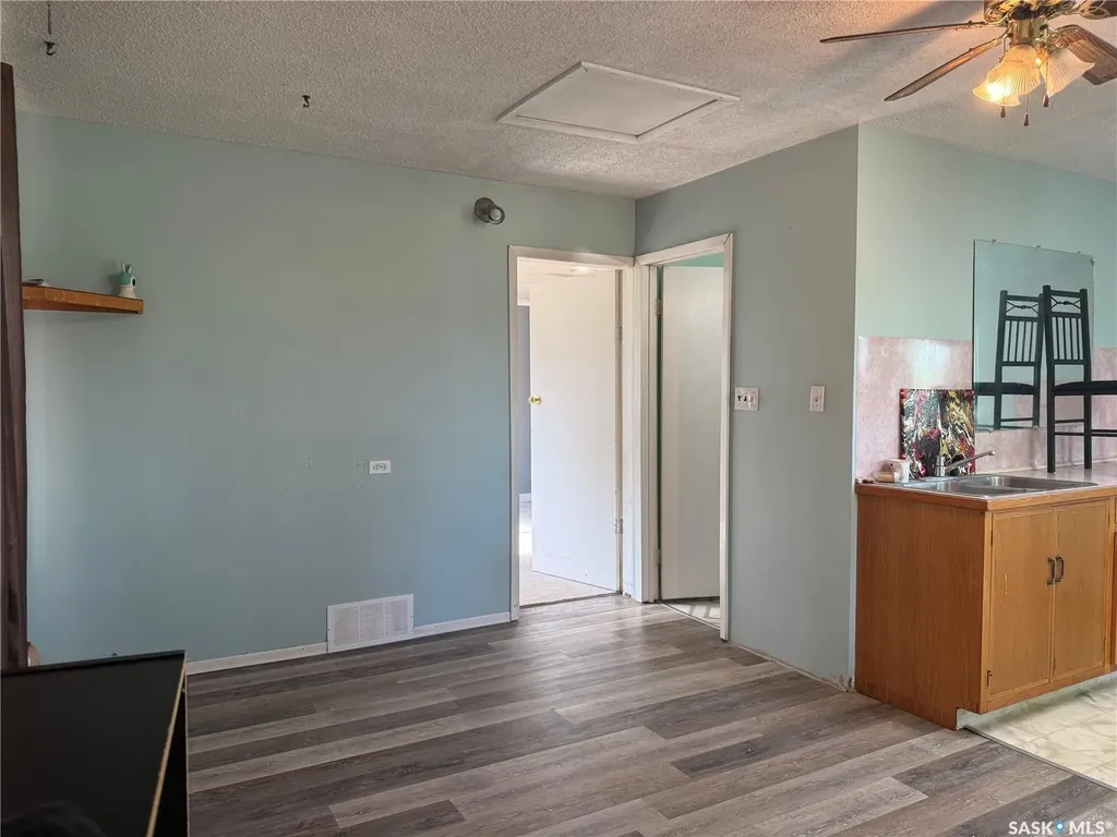 25 Home Street W Moose Jaw SK S6H 4X2