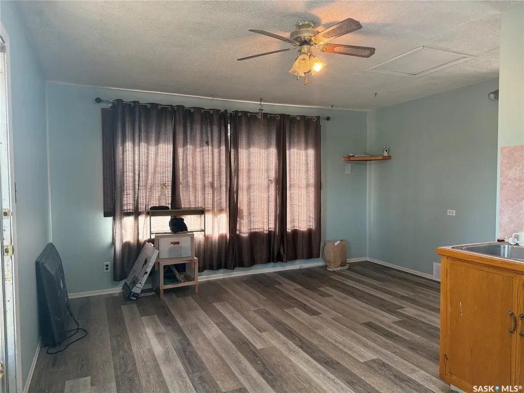 25 Home Street W Moose Jaw SK S6H 4X2