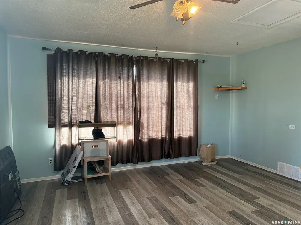 25 Home Street W Moose Jaw SK S6H 4X2