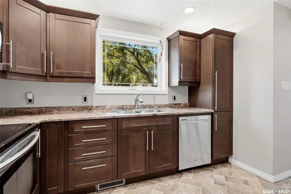 870 Royal Street Regina SK S4T 4Z4