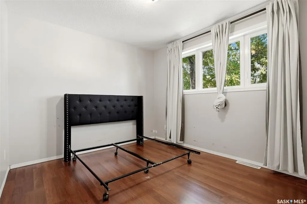 870 Royal Street Regina SK S4T 4Z4