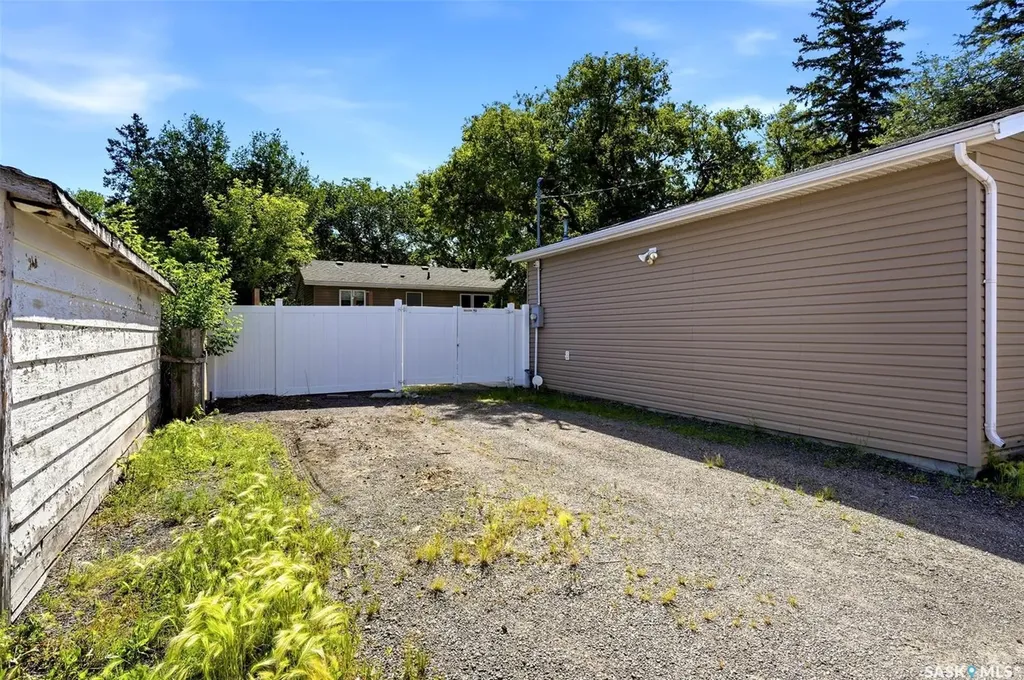 870 Royal Street Regina SK S4T 4Z4