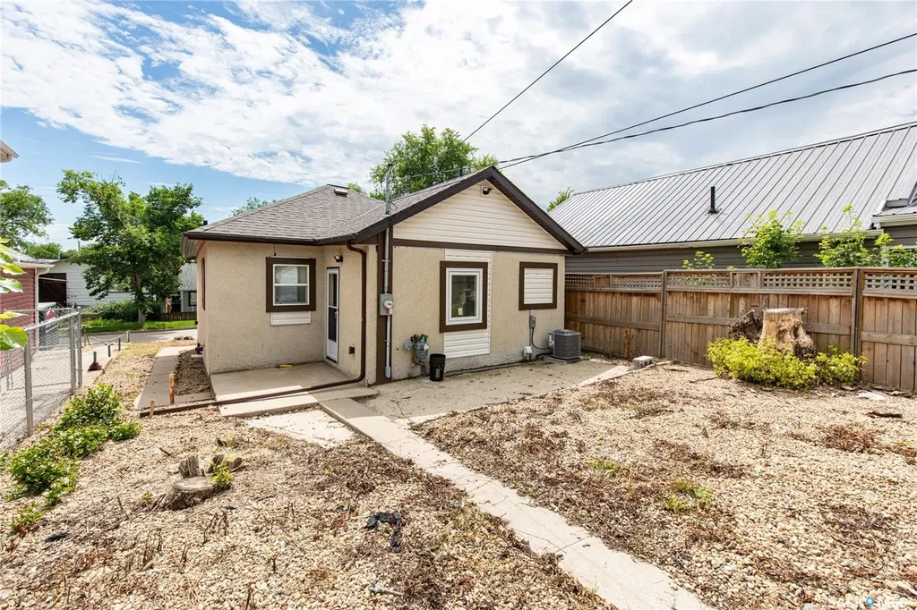 964 Athabasca Street W Moose Jaw SK S6H 2E4