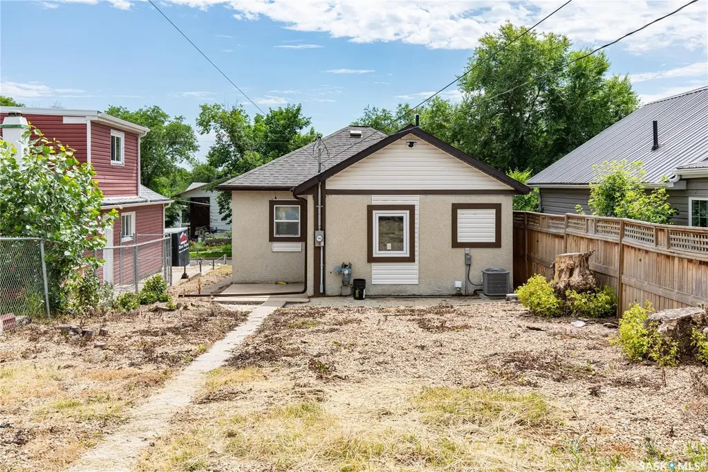 964 Athabasca Street W Moose Jaw SK S6H 2E4