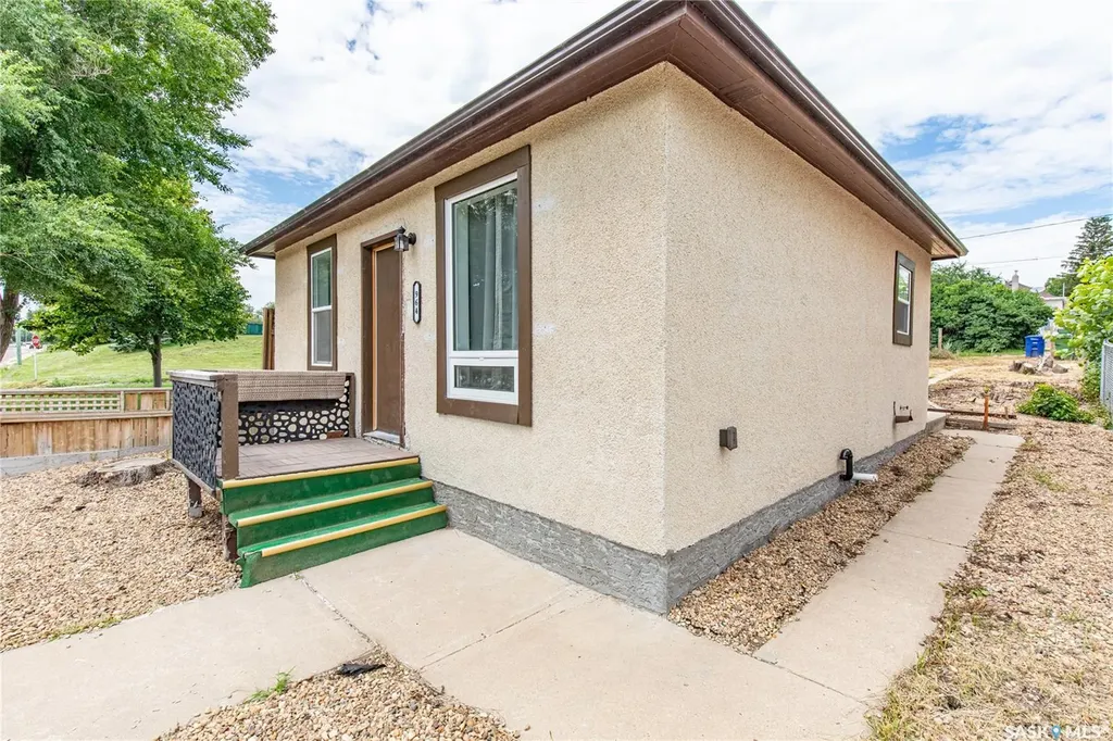 964 Athabasca Street W Moose Jaw SK S6H 2E4