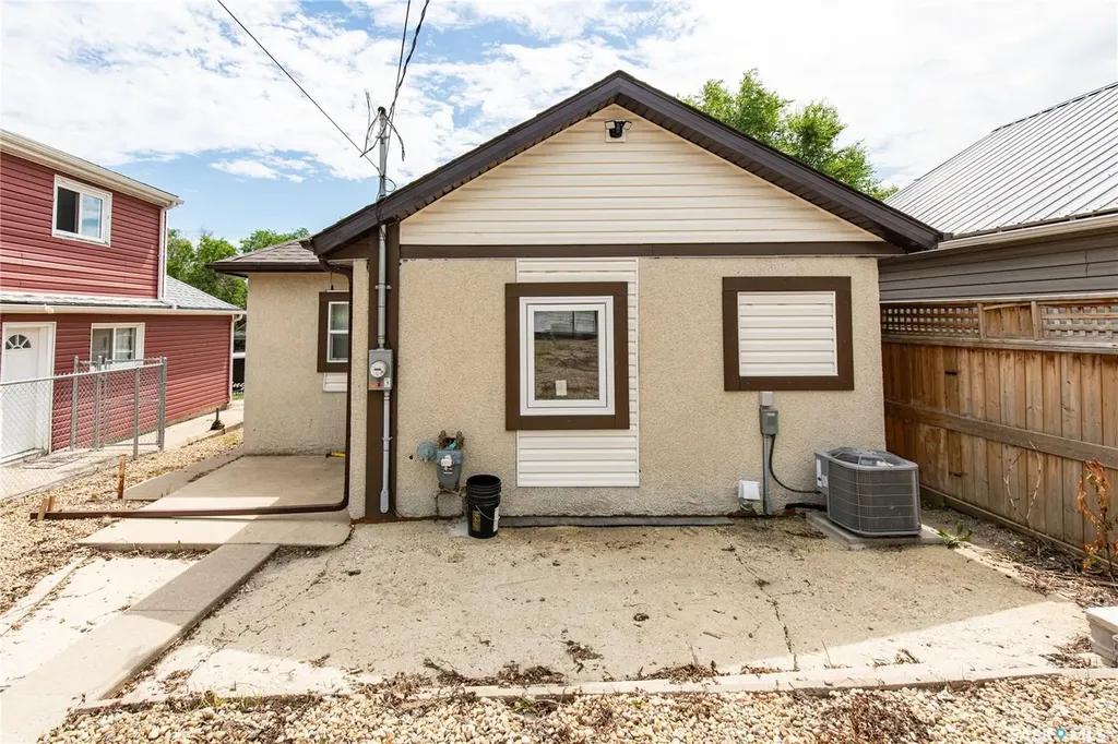 964 Athabasca Street W Moose Jaw SK S6H 2E4