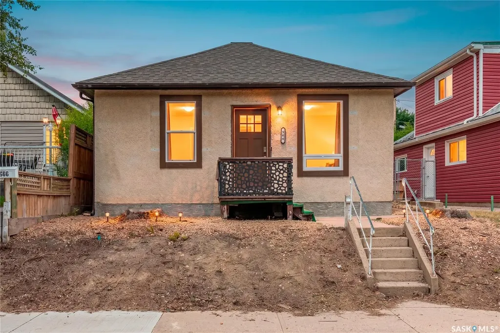 964 Athabasca Street W Moose Jaw SK S6H 2E4