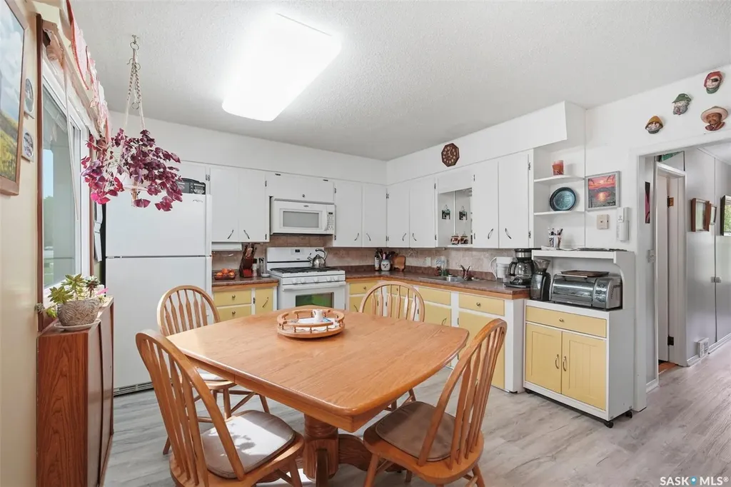 208 3rd Avenue W Watrous SK S0K 4T0