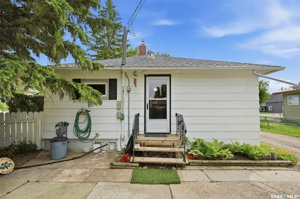 208 3rd Avenue W Watrous SK S0K 4T0