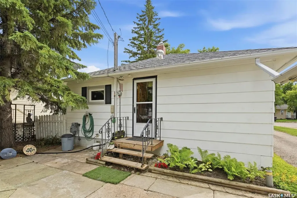 208 3rd Avenue W Watrous SK S0K 4T0