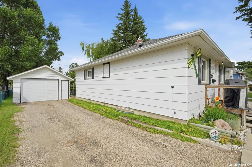 208 3rd Avenue W Watrous SK S0K 4T0