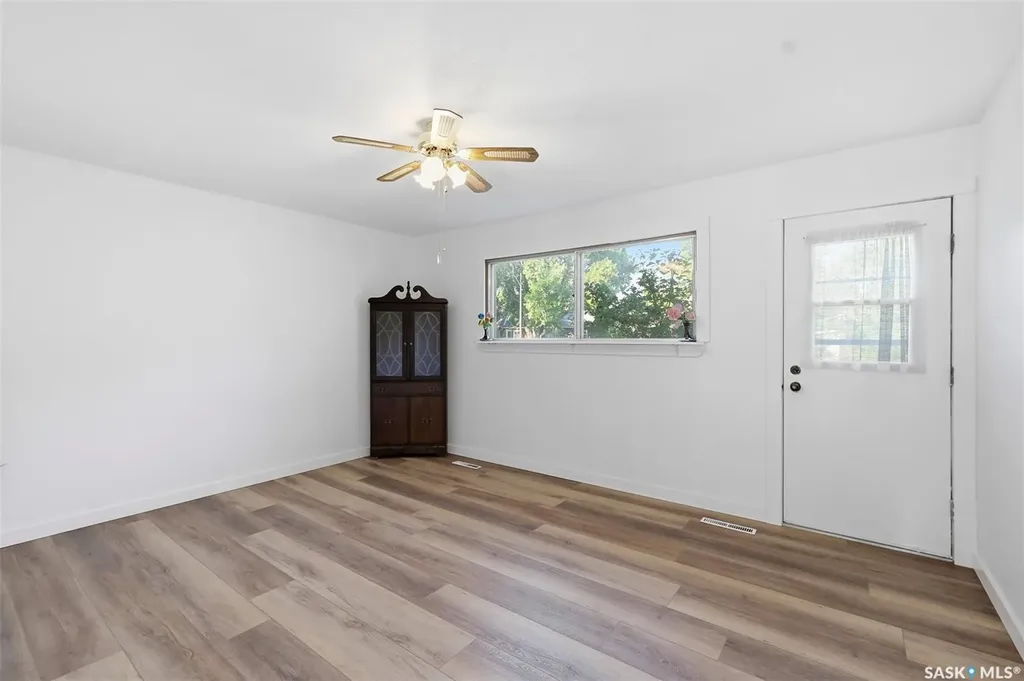 925 O Avenue S Saskatoon SK S7M 2S8