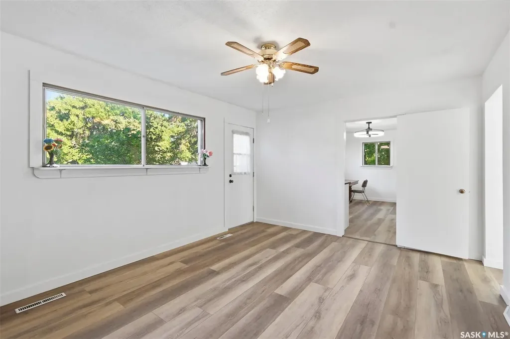 925 O Avenue S Saskatoon SK S7M 2S8