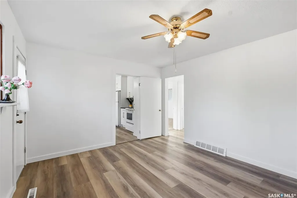 925 O Avenue S Saskatoon SK S7M 2S8