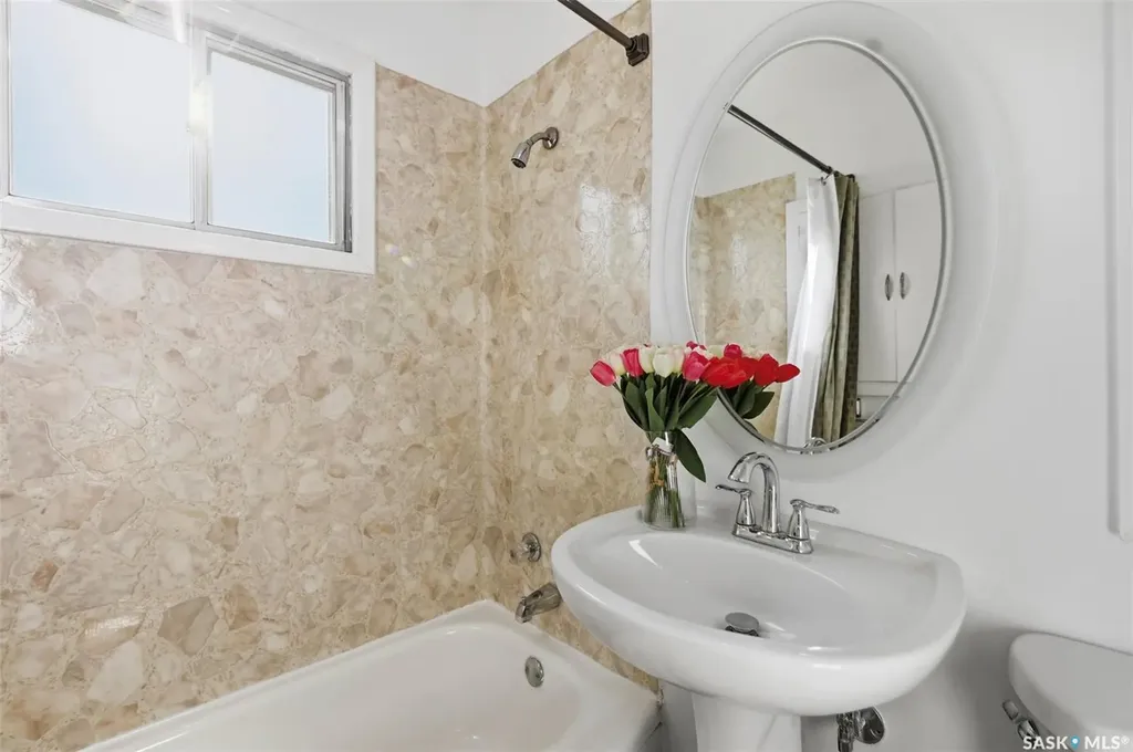 925 O Avenue S Saskatoon SK S7M 2S8