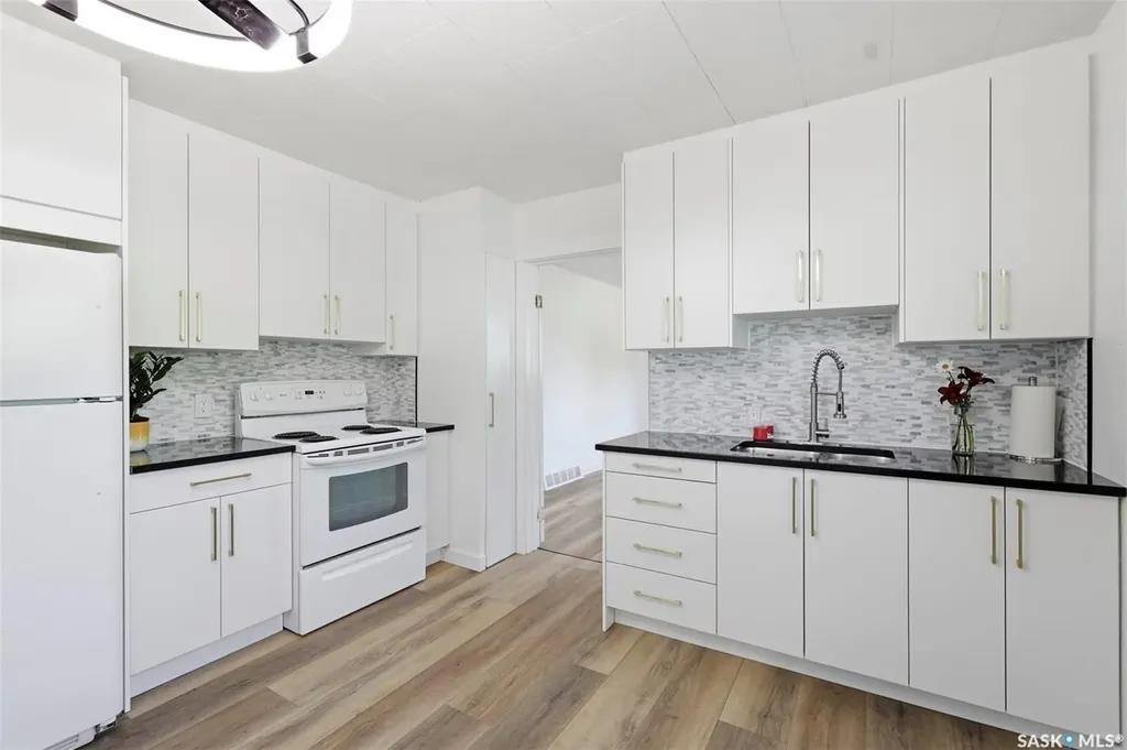 925 O Avenue S Saskatoon SK S7M 2S8