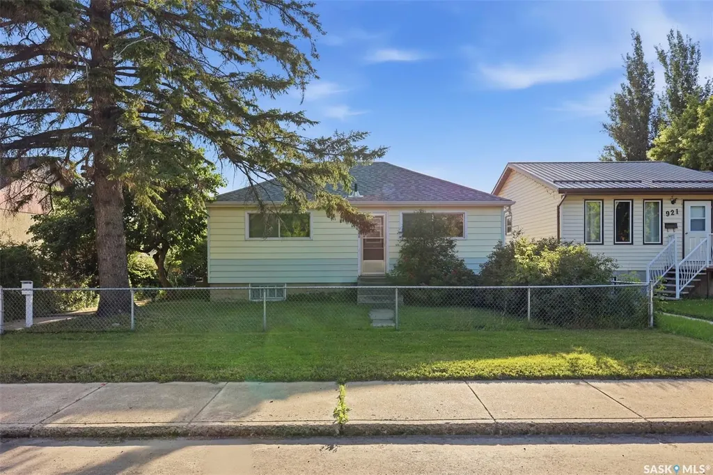 925 O Avenue S Saskatoon SK S7M 2S8
