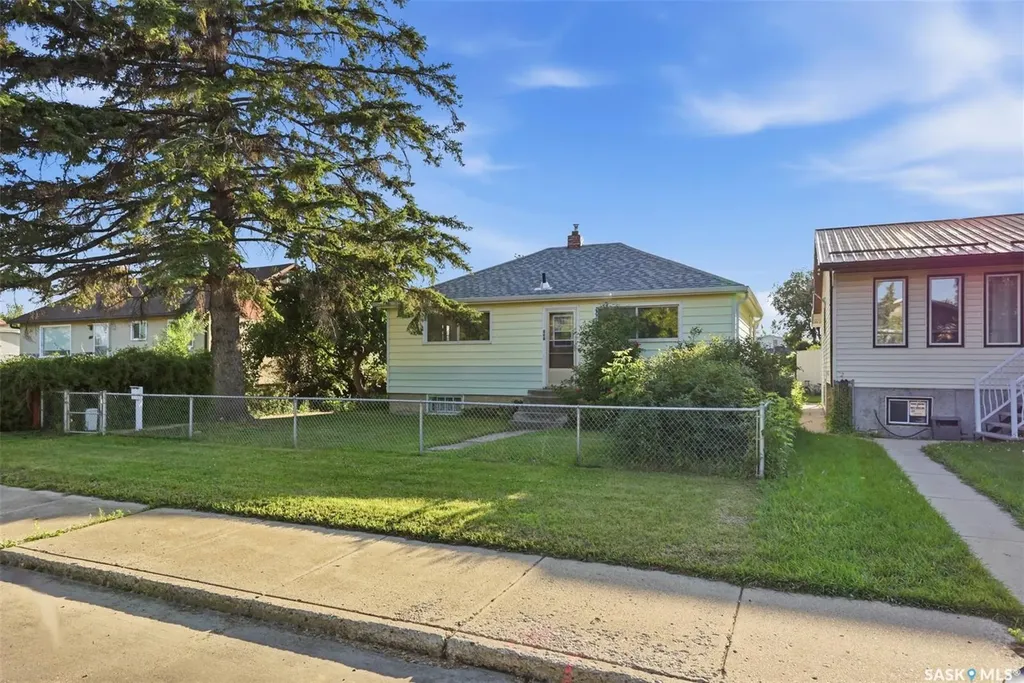 925 O Avenue S Saskatoon SK S7M 2S8