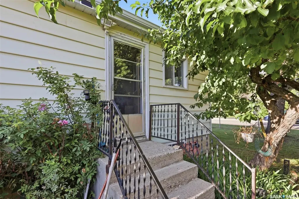 925 O Avenue S Saskatoon SK S7M 2S8