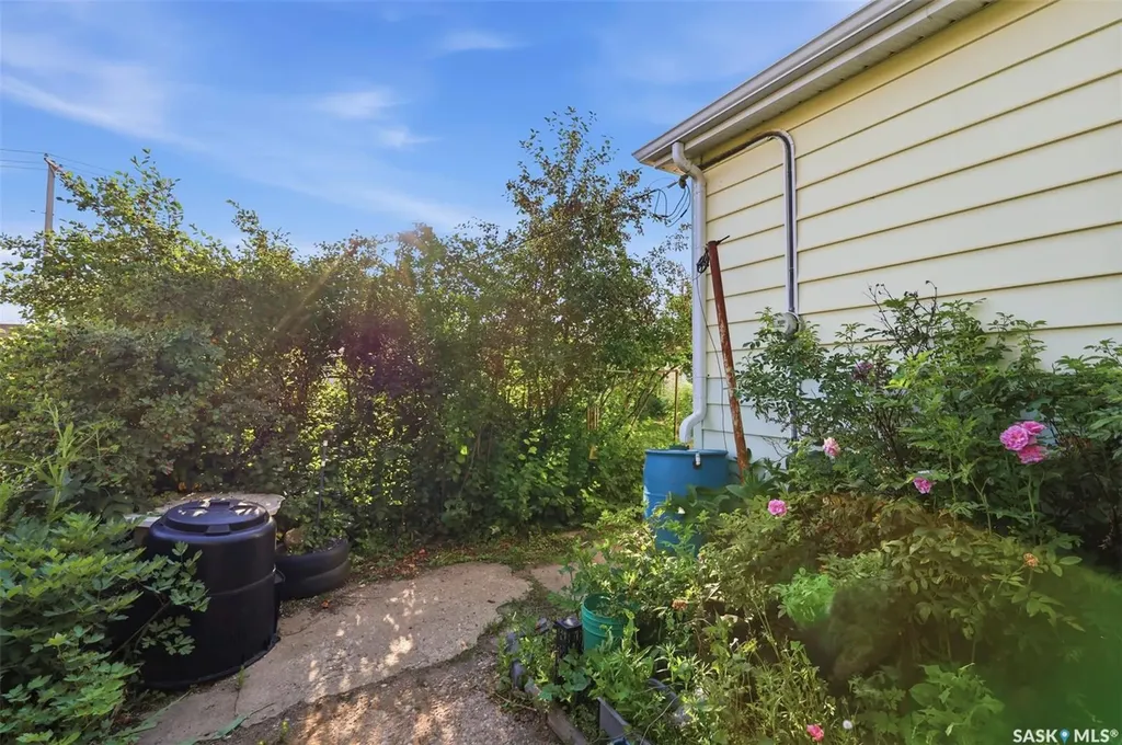 925 O Avenue S Saskatoon SK S7M 2S8