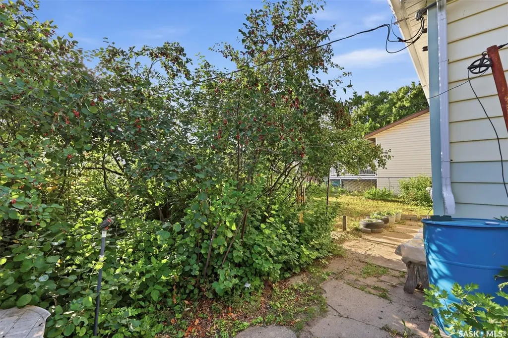 925 O Avenue S Saskatoon SK S7M 2S8