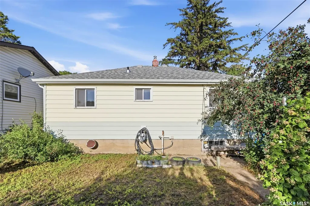 925 O Avenue S Saskatoon SK S7M 2S8