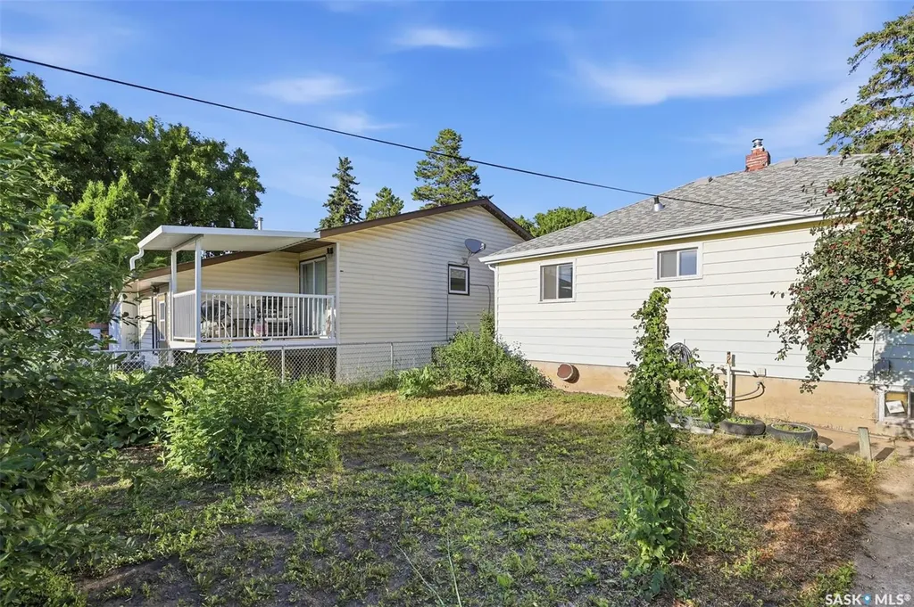925 O Avenue S Saskatoon SK S7M 2S8