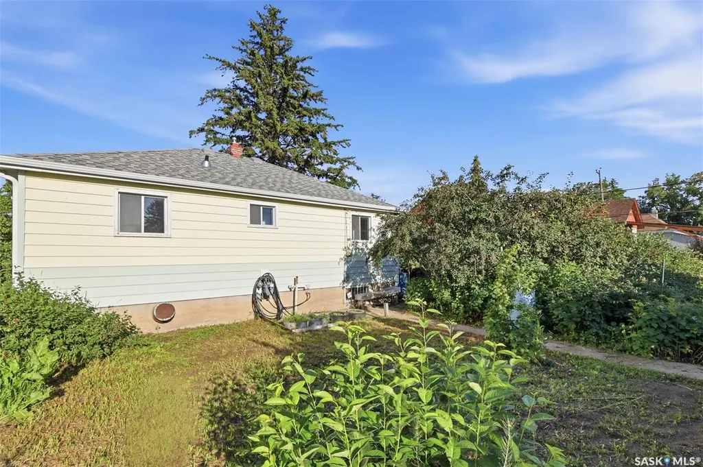 925 O Avenue S Saskatoon SK S7M 2S8