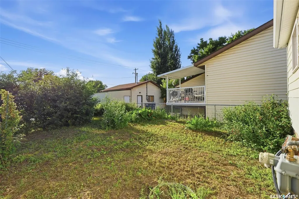 925 O Avenue S Saskatoon SK S7M 2S8