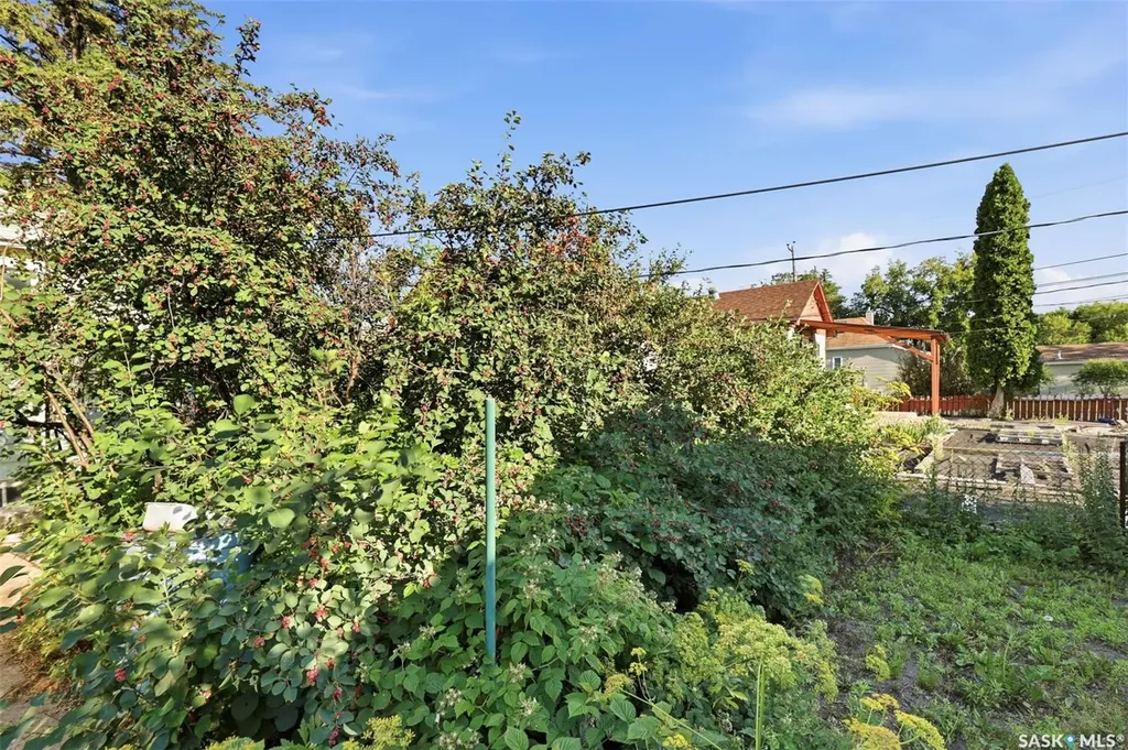 925 O Avenue S Saskatoon SK S7M 2S8