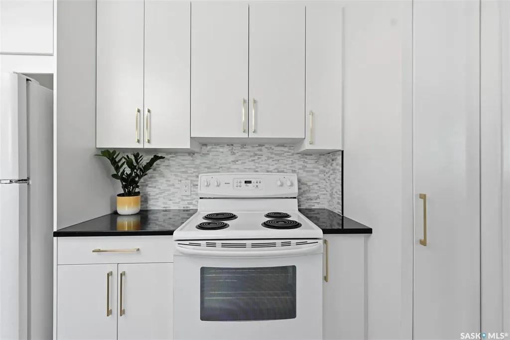 925 O Avenue S Saskatoon SK S7M 2S8