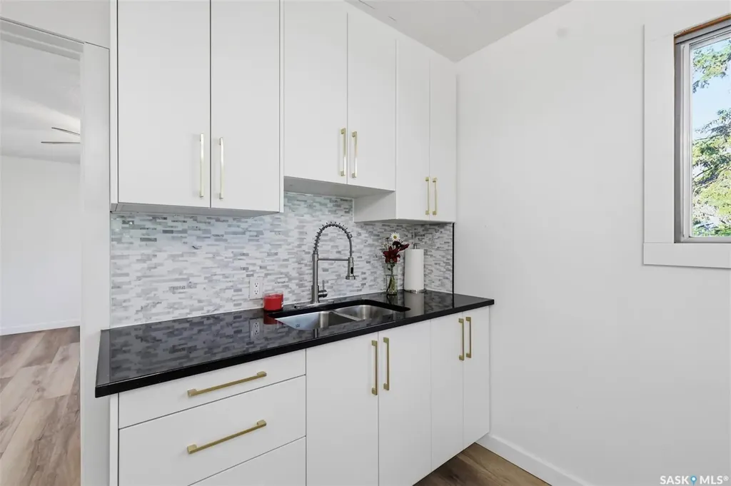 925 O Avenue S Saskatoon SK S7M 2S8